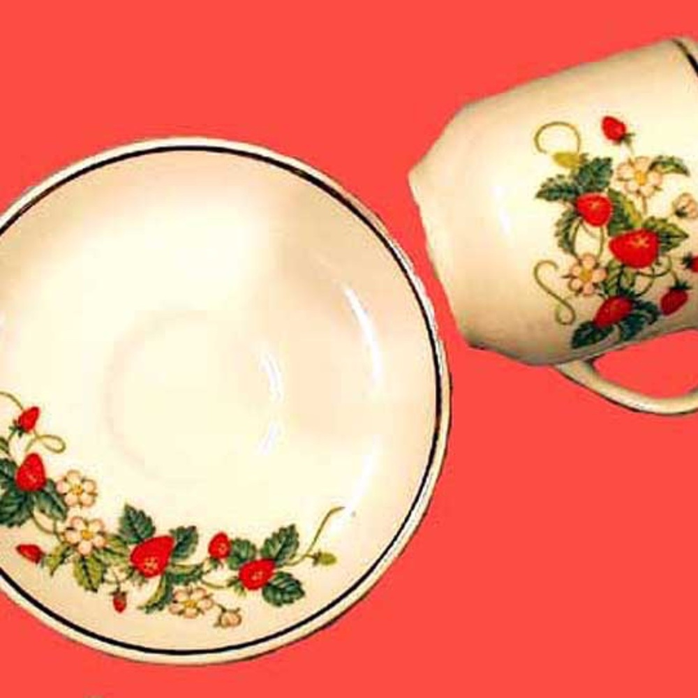 AVON 22K GOLD TRIM STRAWBERRY TEACUP & SAUCER, 1978 RARE HAND PAINTED STRAWBERRY